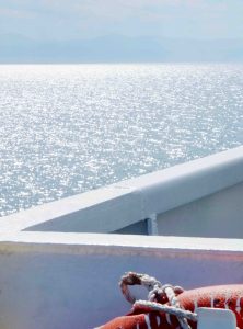 Rettungsring und lichter Horizont